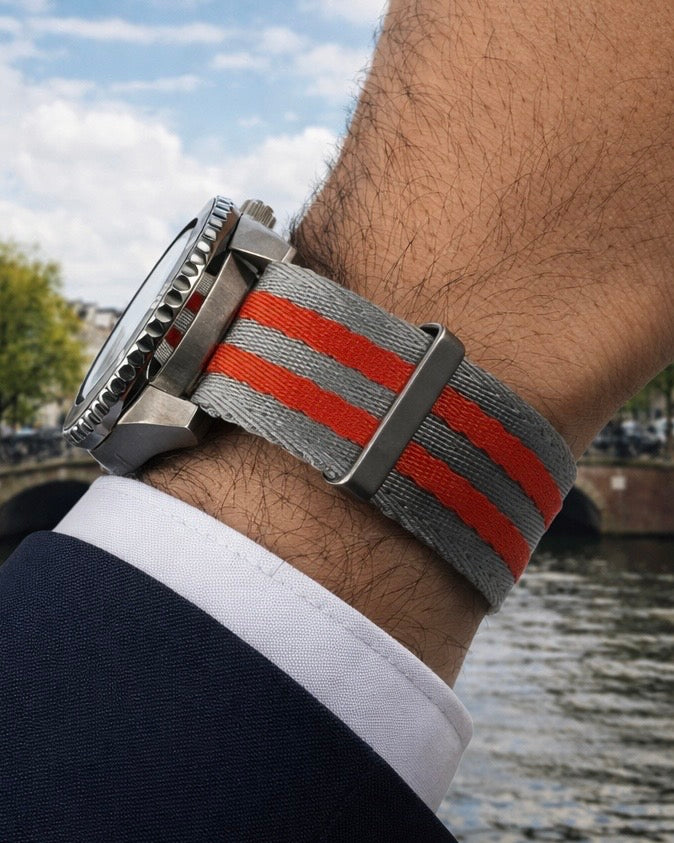Hellgraues/rotes NATO-Uhrenarmband aus Nylon/Satinschließe – weich – Herren