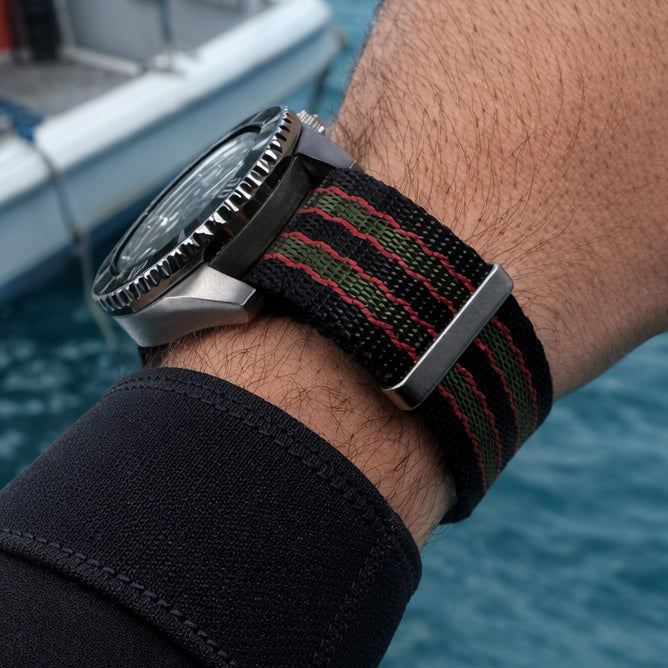 James Bond Nylon NATO Uhrenarmband - Original - Schwarz-Rot-Grün - Satinschnalle - Herren