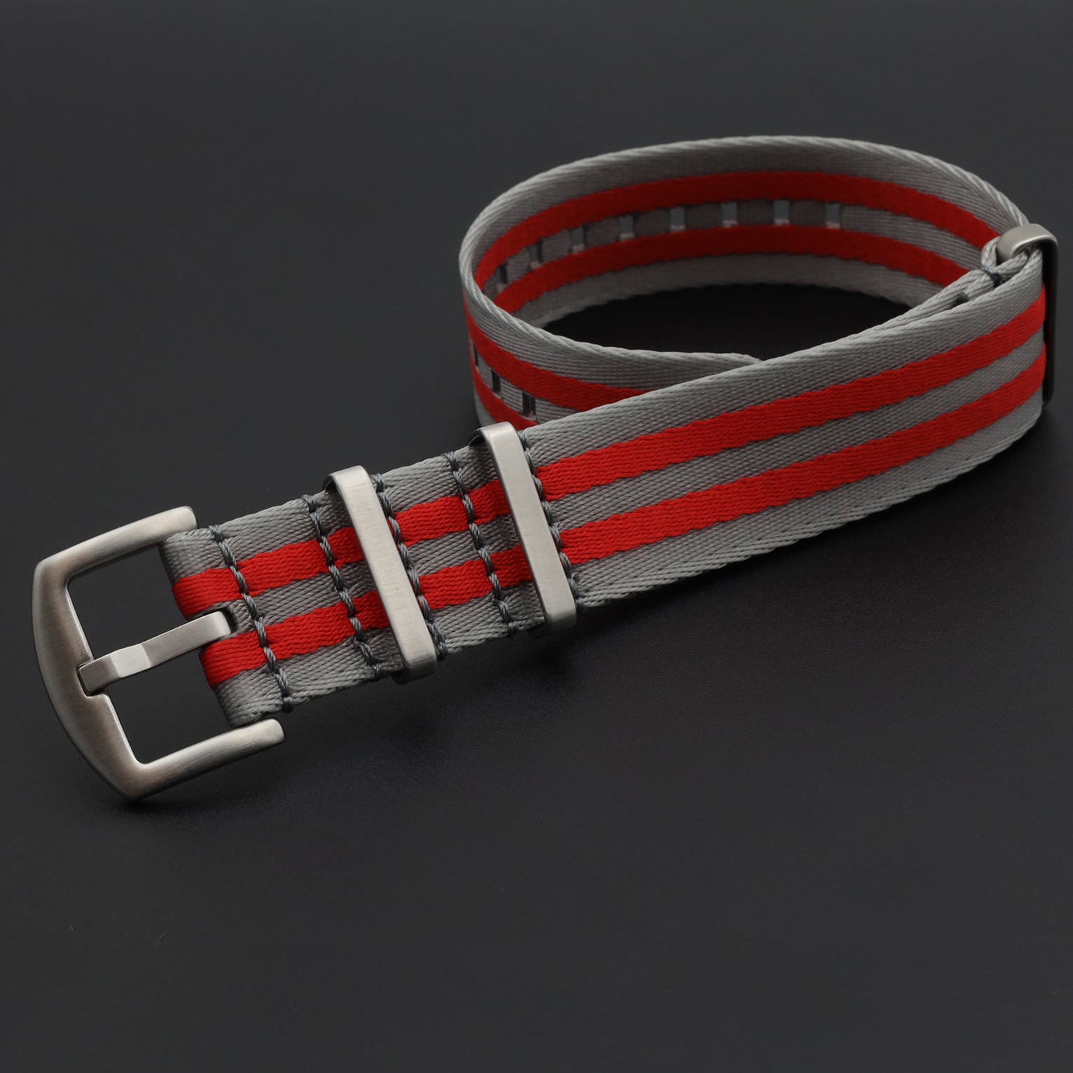 Hellgraues/rotes NATO-Uhrenarmband aus Nylon/Satinschließe – weich – Herren