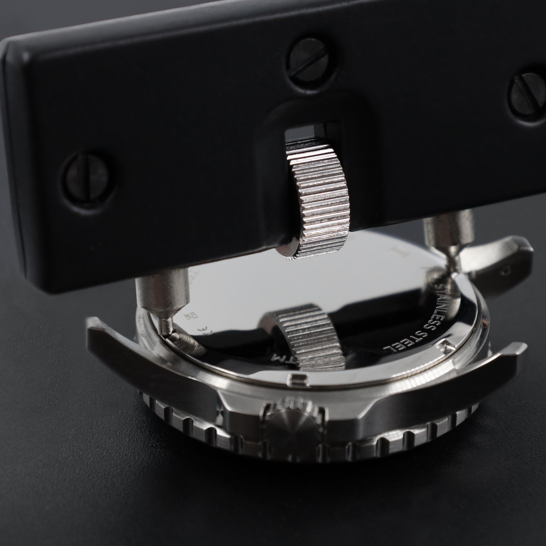 <transcy>Opens Watch case up to Ø 70 mm Hardened steel slotted jaws Twisting action (hand held)</transcy>