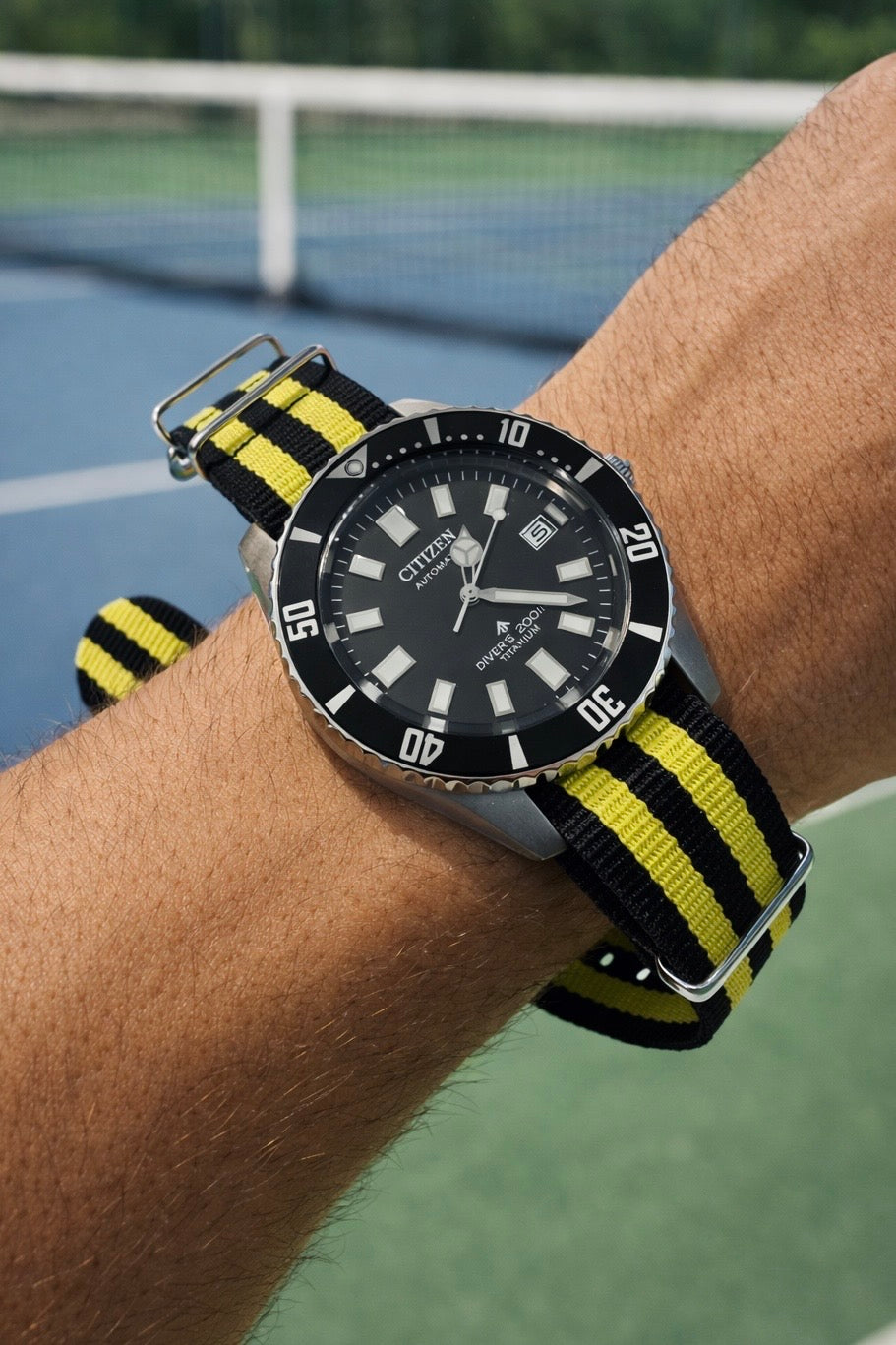 Schwarzes NATO-Uhrenarmband / 2 gelbe Armbänder