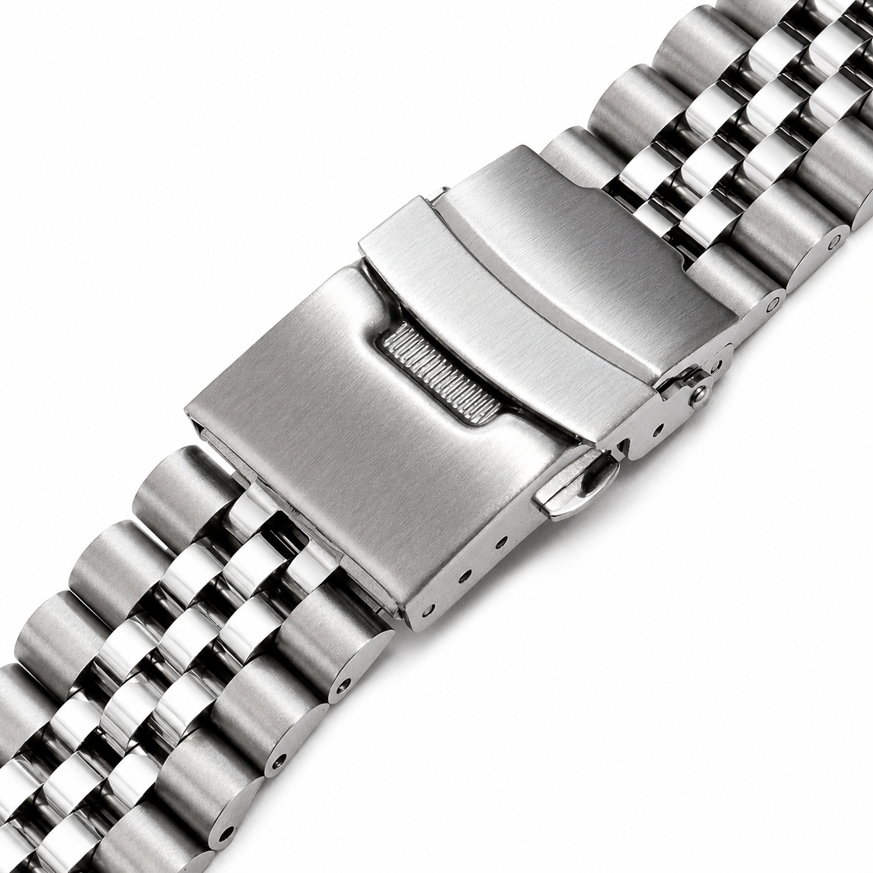 Gros plan du fermoir déployant sécurisé d’un bracelet Jubilee en acier inoxydable compatible Seiko 5 et SKX).