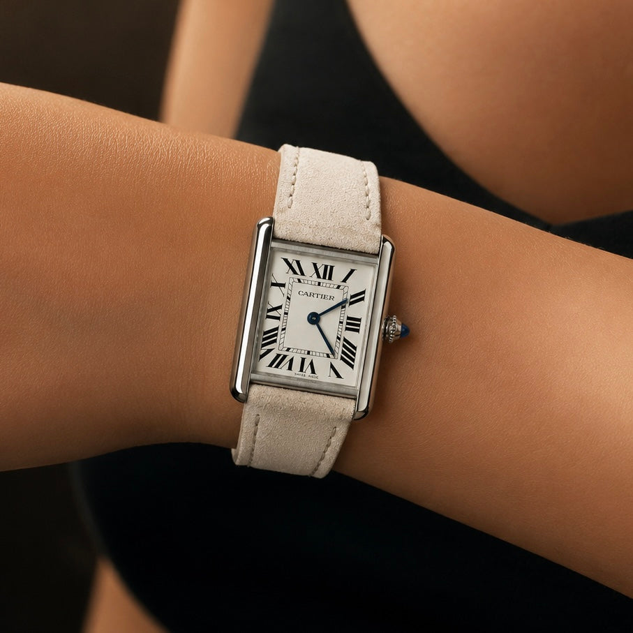 Bracelet de montre en cuir suédé ivoire monté sur montre style Tank, vue portée au poignet féminin